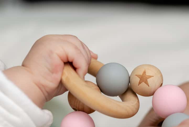 赤ちゃんにおすすめの木製おもちゃ19選 おしゃれな木の玩具をプレゼントに Babygifts By Memoco